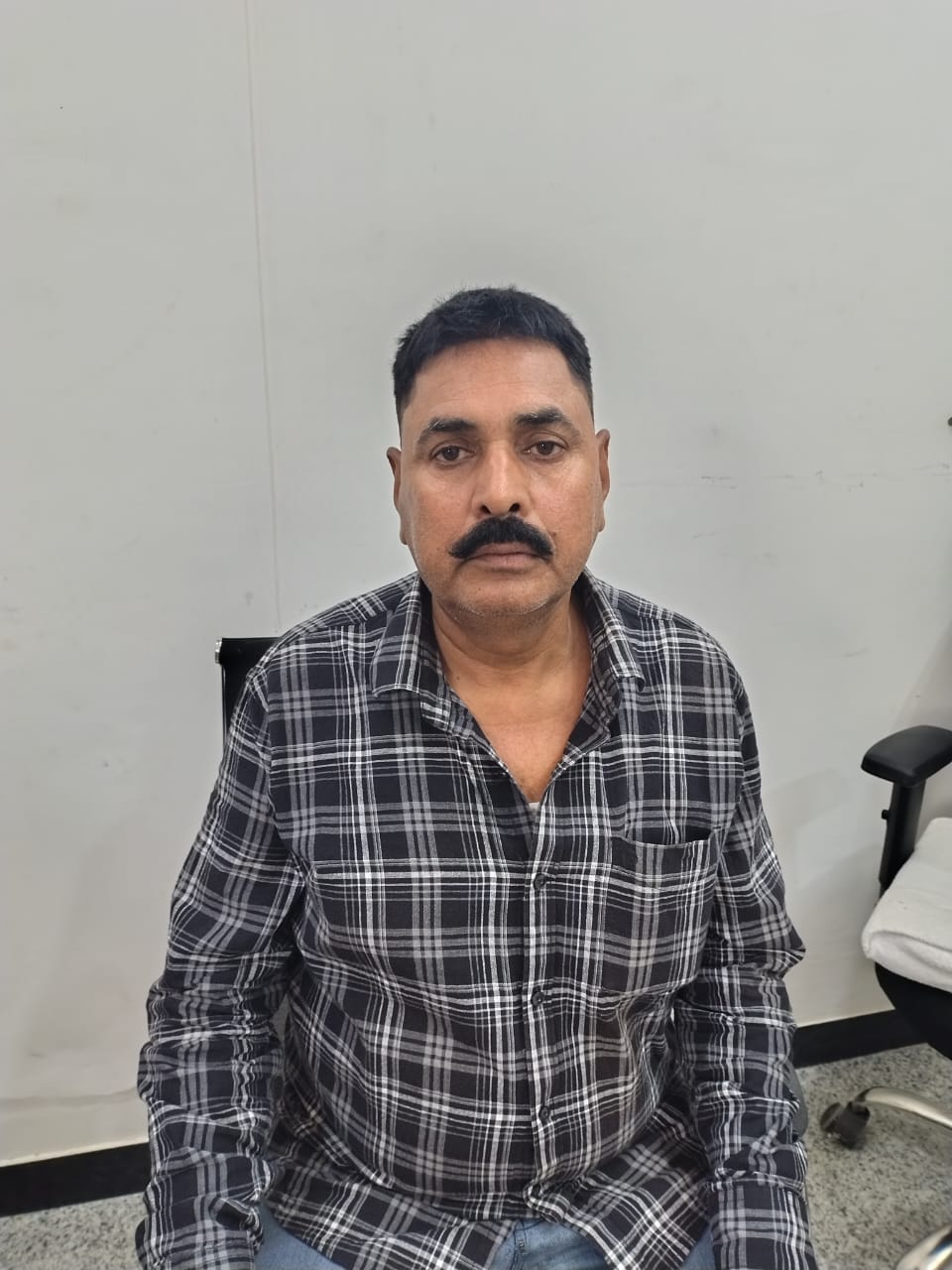 सहायक पुलिस उप निरीक्षक (एएसआई) पन्द्रह हजार रुपये की रिश्वत लेते गिरफ्तार सहायक पुलिस उप निरीक्षक (एएसआई) पन्द्रह हजार रुपये की रिश्वत लेते गिरफ्तार