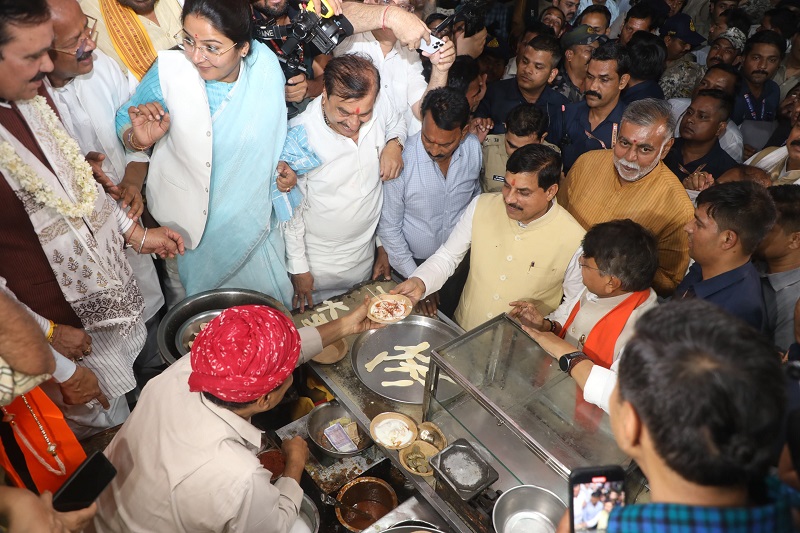 मुख्यमंत्री डॉ. यादव ने आधी रात को इंदौर के सराफा बाजार में मंत्रियों संग उठाया व्यंजनों का लुफ्त मुख्यमंत्री डॉ. यादव ने आधी रात को इंदौर के सराफा बाजार में मंत्रियों संग उठाया व्यंजनों का लुफ्त