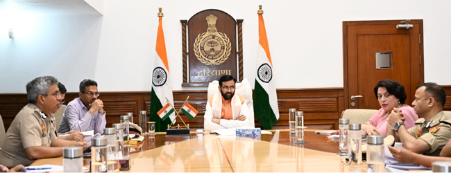हरियाणा के मुख्यमंत्री नायब सैनी अधिकारियों के साथ अपराध बैठक करते हुए हरियाणा के मुख्यमंत्री नायब सैनी अधिकारियों के साथ अपराध बैठक करते हुए