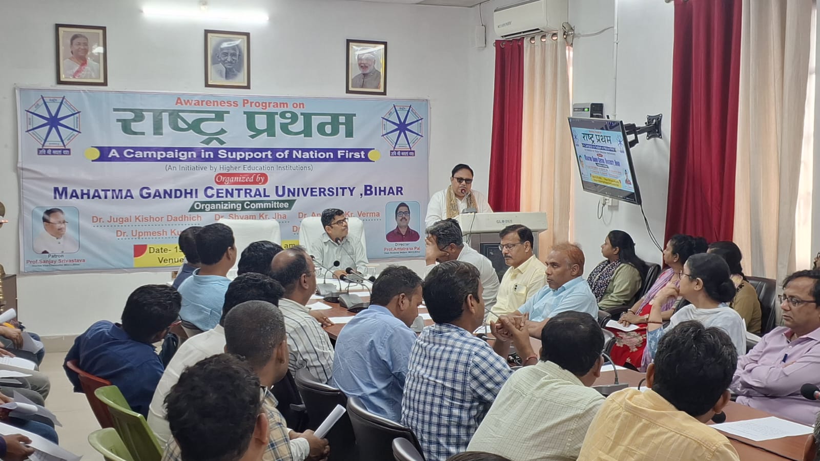 कार्यक्रम में शामिल होते शिक्षक व छात्र कार्यक्रम में शामिल होते शिक्षक व छात्र