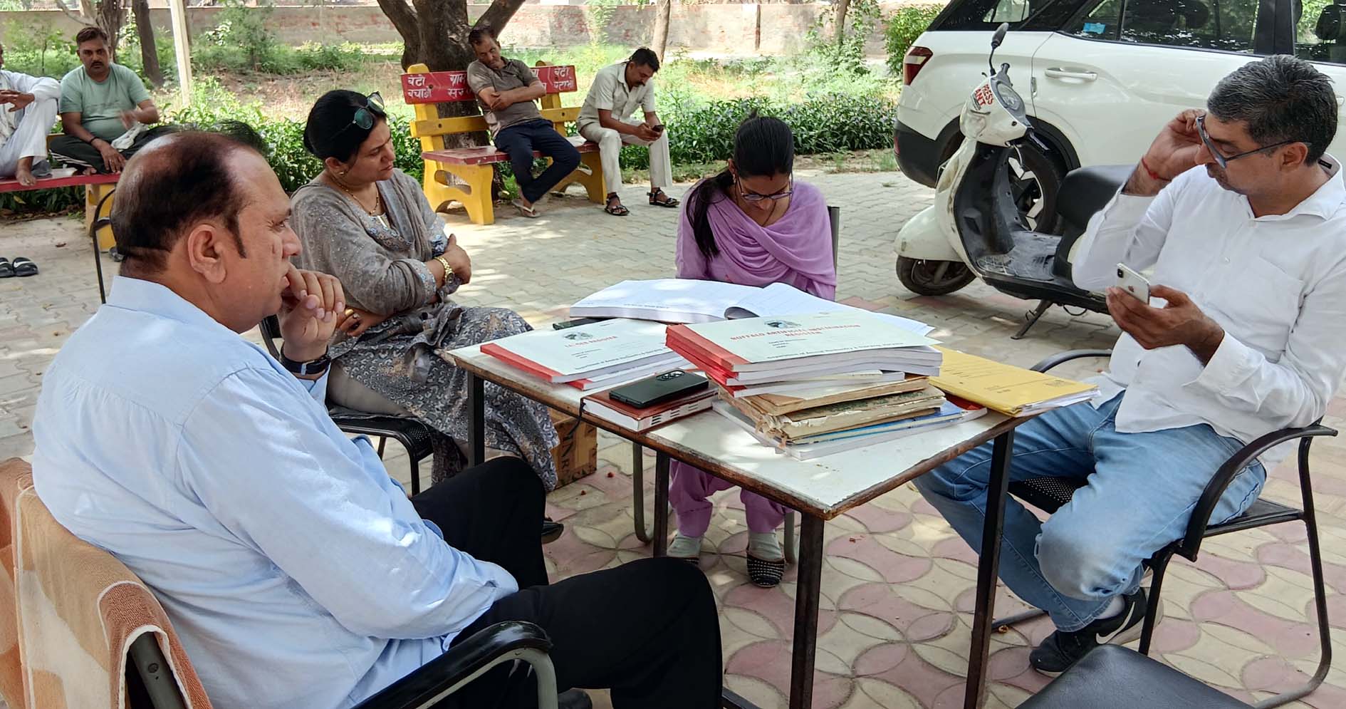 महिला पशु चिकित्सक डॉ. रितू के साथ दवाई व अन्य उपकरणों की जांच करती सीएम फ्लाइंग टीम इंचार्ज सब इंस्पेक्टर सुनैना। महिला पशु चिकित्सक डॉ. रितू के साथ दवाई व अन्य उपकरणों की जांच करती सीएम फ्लाइंग टीम इंचार्ज सब इंस्पेक्टर सुनैना।