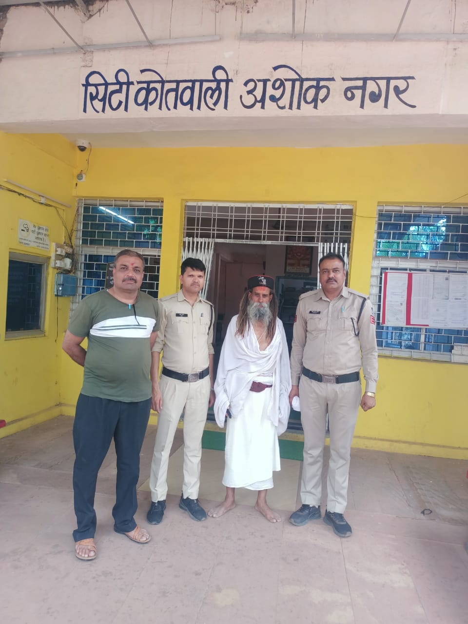 अशोकनगर: सोलह साल से फरार चल रहा आरोपित साधु के भेष में पकड़ा गया अशोकनगर: सोलह साल से फरार चल रहा आरोपित साधु के भेष में पकड़ा गया