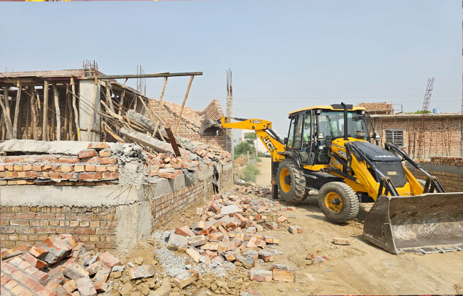 सोनीपत: अवैध निर्माण पर कार्रवाई करते हुए सोनीपत: अवैध निर्माण पर कार्रवाई करते हुए