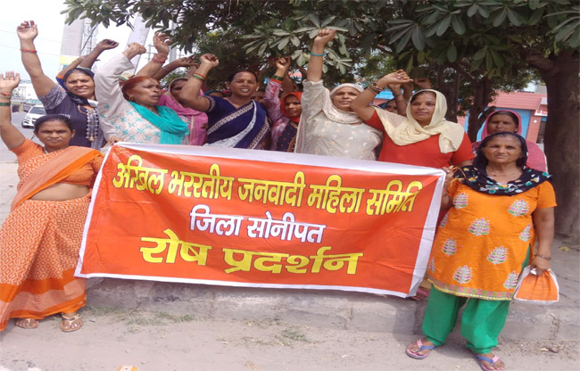 सोनीपत: गोहाना में रोष प्रदर्शन करती महिलाएं। सोनीपत: गोहाना में रोष प्रदर्शन करती महिलाएं।
