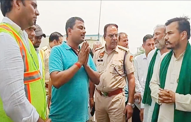 सोनीपत: किसान नेताओं से माफी मांगते हुए टोल प्रबंधक सोराब खान सोनीपत: किसान नेताओं से माफी मांगते हुए टोल प्रबंधक सोराब खान