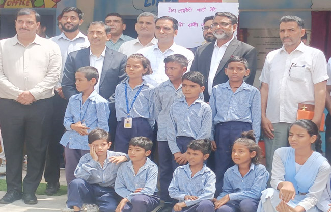 सोनीपत: पुस्तकालय का उद्घाटन के बाद छात्रों के साथ उपायुक्त डॉ. मनोज कुमार व अन्य अधिकारी। सोनीपत: पुस्तकालय का उद्घाटन के बाद छात्रों के साथ उपायुक्त डॉ. मनोज कुमार व अन्य अधिकारी।