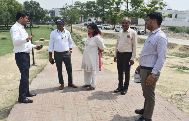 सोनीपत: नगराधीश डॉ. अनमोल अंतरराष्ट्रीय योग दिवस के लिए खिज्र मकबरे का निरीक्षण करते सोनीपत: नगराधीश डॉ. अनमोल अंतरराष्ट्रीय योग दिवस के लिए खिज्र मकबरे का निरीक्षण करते