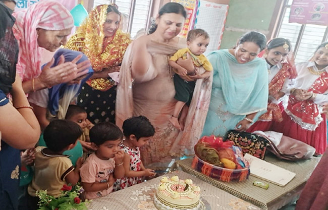 सोनीपत: मई 2025 को जन्मी पहली बच्ची का जन्मोत्सव केक काटकर मनाते हुए। सोनीपत: मई 2025 को जन्मी पहली बच्ची का जन्मोत्सव केक काटकर मनाते हुए।