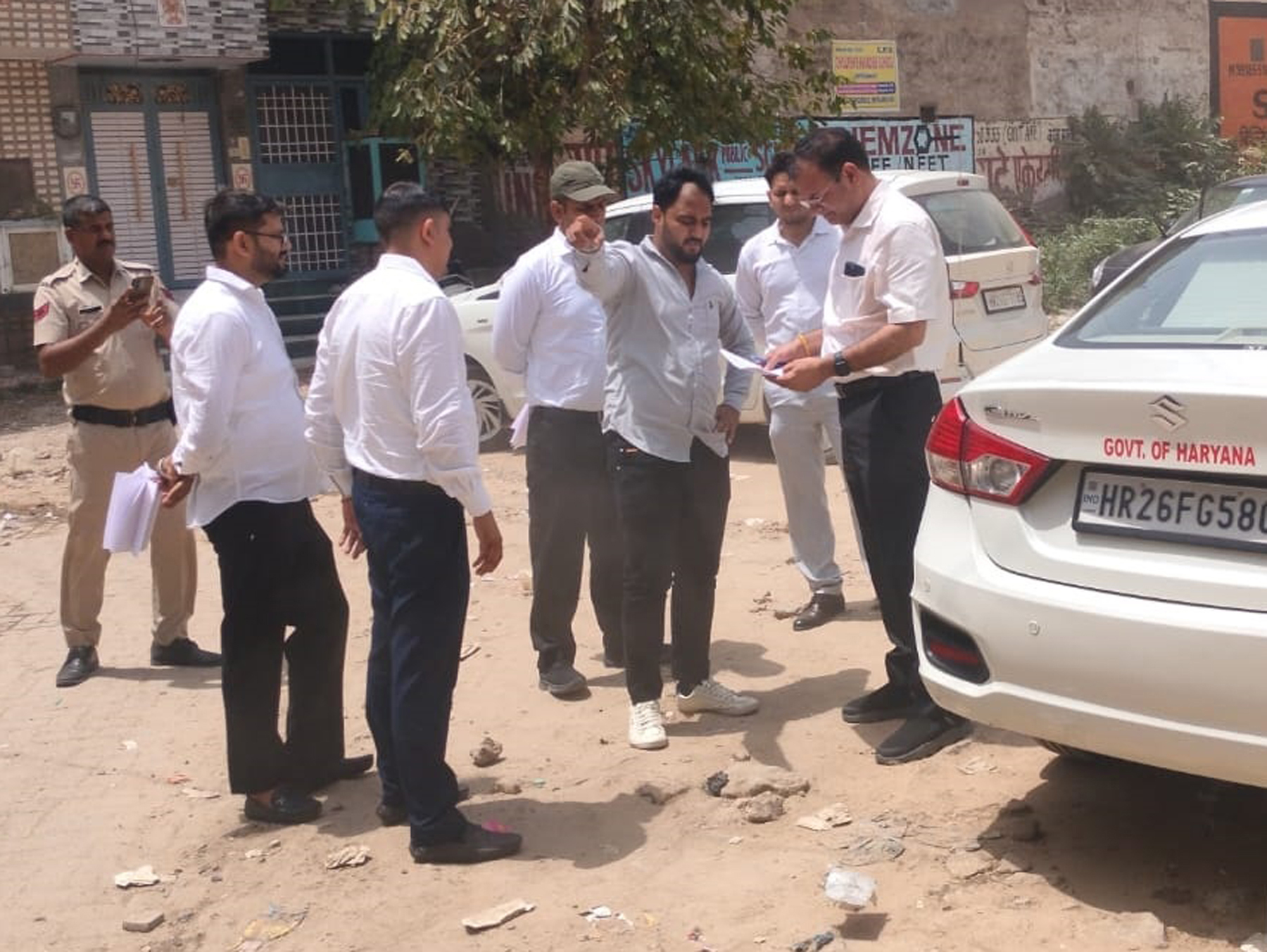गुरुग्राम में बरसाती पानी की निकासी को लेकर फील्ड में निरीक्षण करते अधिकारी। गुरुग्राम में बरसाती पानी की निकासी को लेकर फील्ड में निरीक्षण करते अधिकारी।
