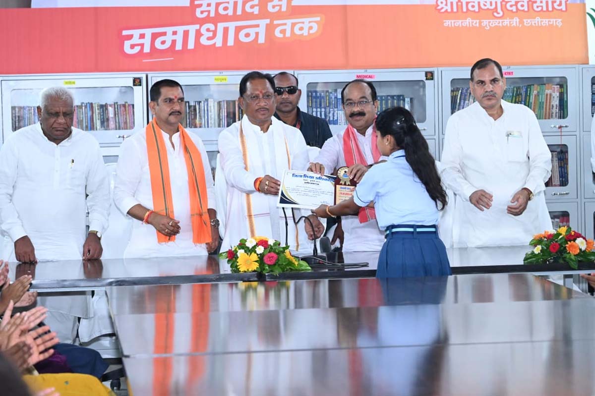 मुख्यमंत्री साय को भगवद् गीता और स्मृति चिन्ह भेंट करते मुख्यमंत्री साय को भगवद् गीता और स्मृति चिन्ह भेंट करते