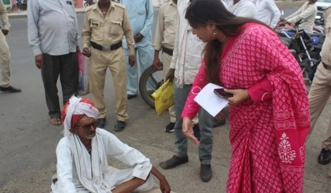 बुजुर्ग किसान ने तहसीलदार में कदमों में रख दी पगड़ी बुजुर्ग किसान ने तहसीलदार में कदमों में रख दी पगड़ी