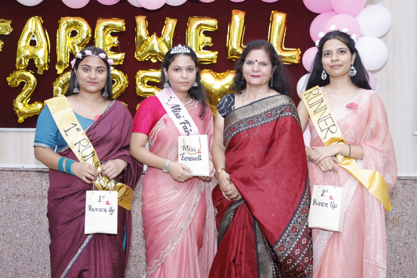 कॉलेज की प्राचार्य डॉ. आशा शर्मा के साथ मिस फेयरवेल, फर्स्ट और द्वितीय रनर अप। कॉलेज की प्राचार्य डॉ. आशा शर्मा के साथ मिस फेयरवेल, फर्स्ट और द्वितीय रनर अप।
