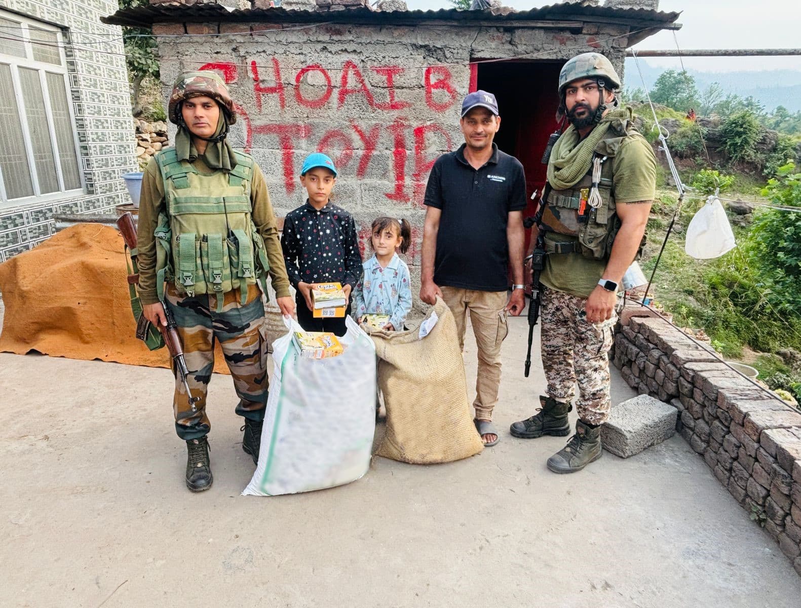 संघर्ष विराम उल्लंघन और सीमा पार से गोलाबारी के मद्देनजर मानवीय राहत अभियान चलाया संघर्ष विराम उल्लंघन और सीमा पार से गोलाबारी के मद्देनजर मानवीय राहत अभियान चलाया