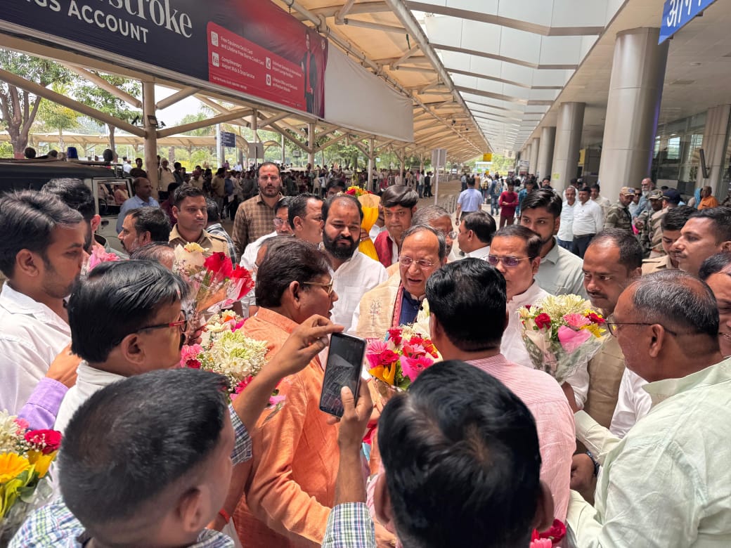 एयरपोर्ट पर राष्ट्रीय महामंत्री सांसद अरुण सिंह का स्वागत करते भाजपा नेता
