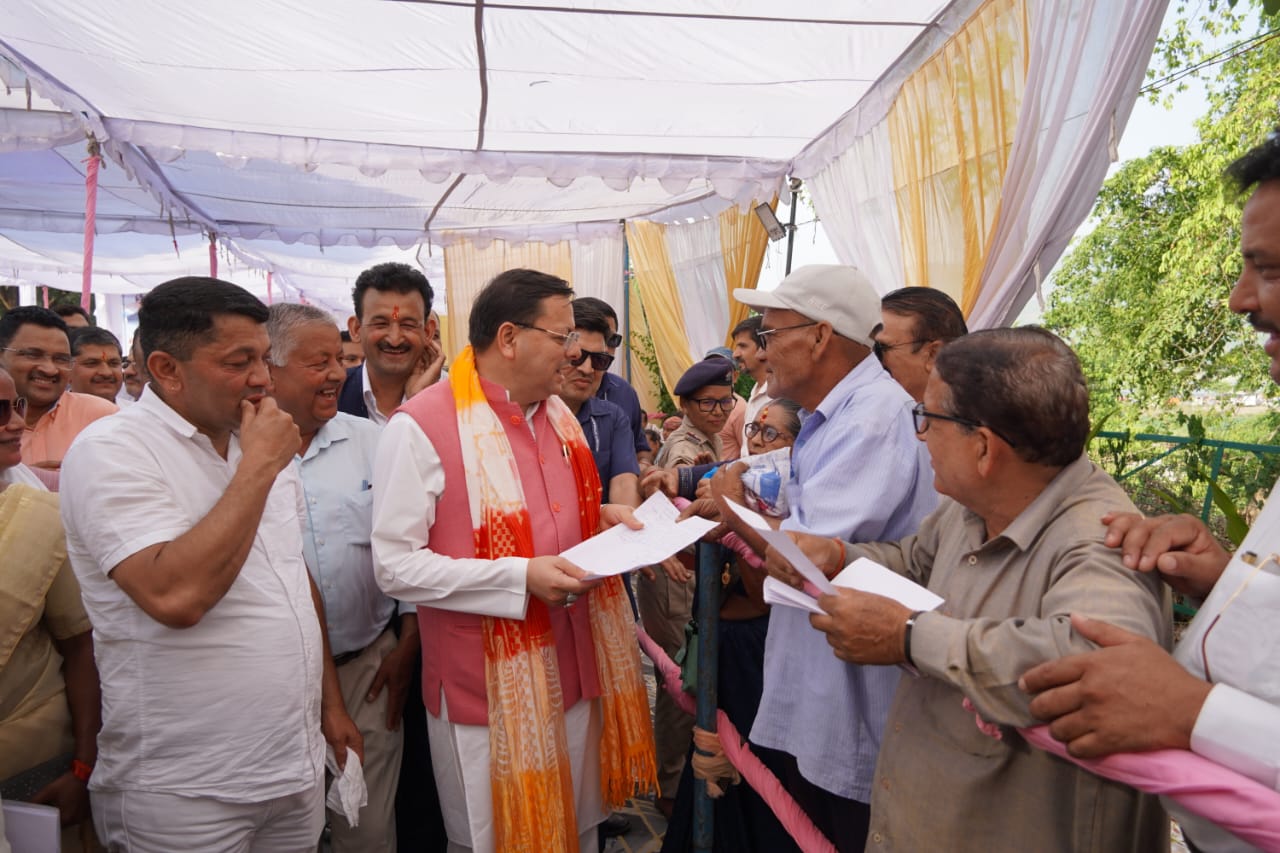 मुख्यमंत्री धामी जनता से मिलते हुए मुख्यमंत्री धामी जनता से मिलते हुए