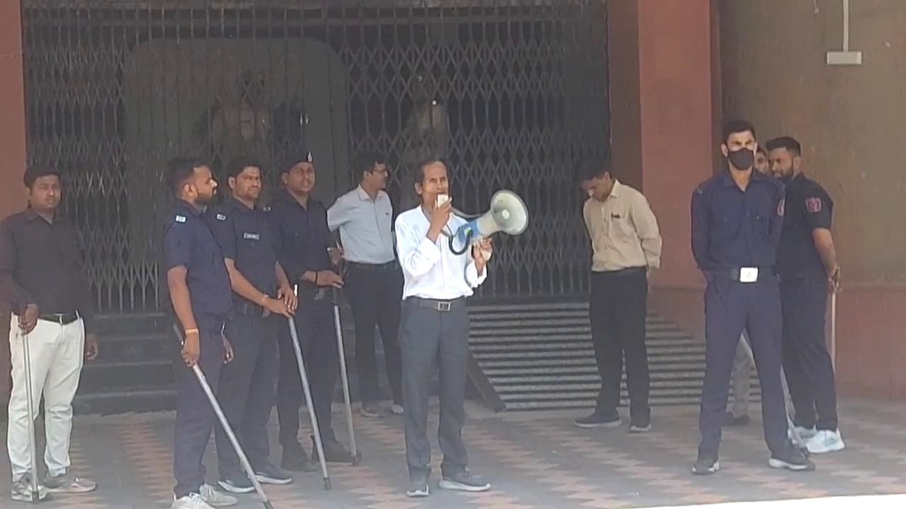भीलवाड़ा कलेक्ट्री परिसर में बम की धमकी से मचा हड़कंप, बाद में निकली मॉकड्रिल2 भीलवाड़ा कलेक्ट्री परिसर में बम की धमकी से मचा हड़कंप, बाद में निकली मॉकड्रिल2