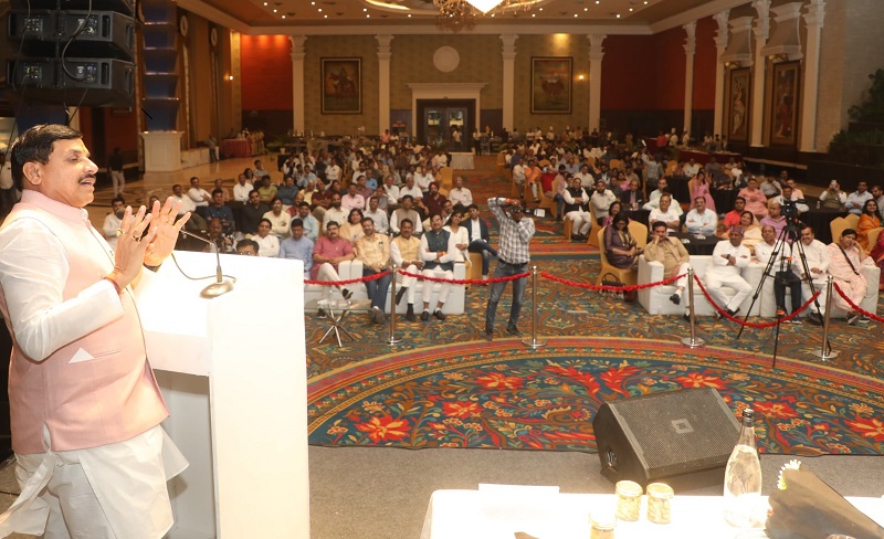 कार्यशाला को संबोधित करते हुए मुख्यमंत्री कार्यशाला को संबोधित करते हुए मुख्यमंत्री