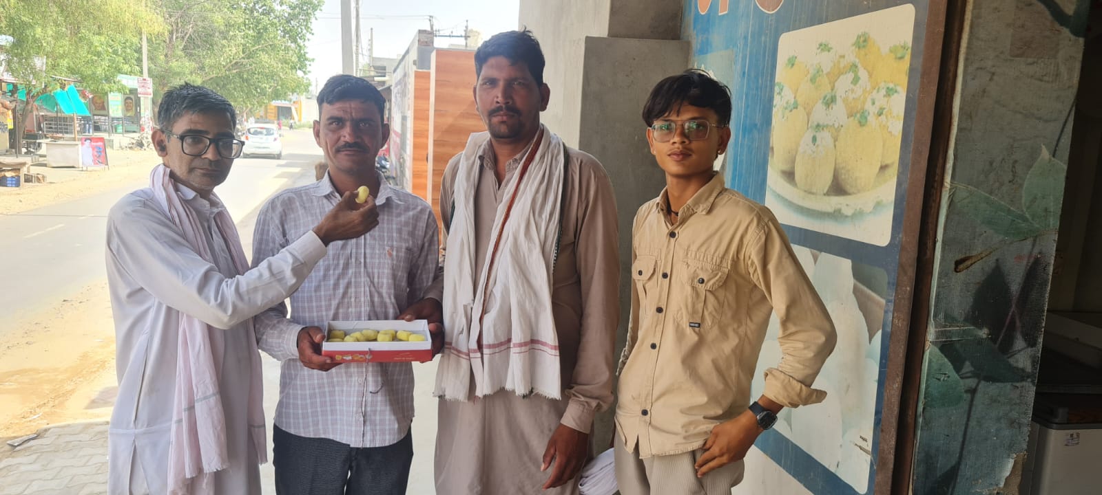 फिल्म ‘दादा लखमी चंद’ को एक करोड़ की प्रोत्साहन राशि मिलने पर लड्डू बांटते जमाल के ग्रामीण। फिल्म ‘दादा लखमी चंद’ को एक करोड़ की प्रोत्साहन राशि मिलने पर लड्डू बांटते जमाल के ग्रामीण।