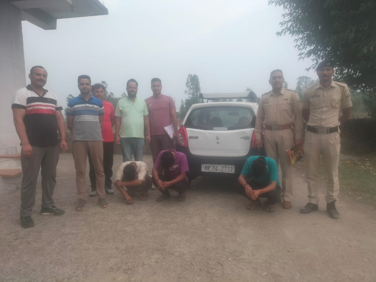 गिरफ्तार आरोपीयों के साथ पुलिस बल गिरफ्तार आरोपीयों के साथ पुलिस बल