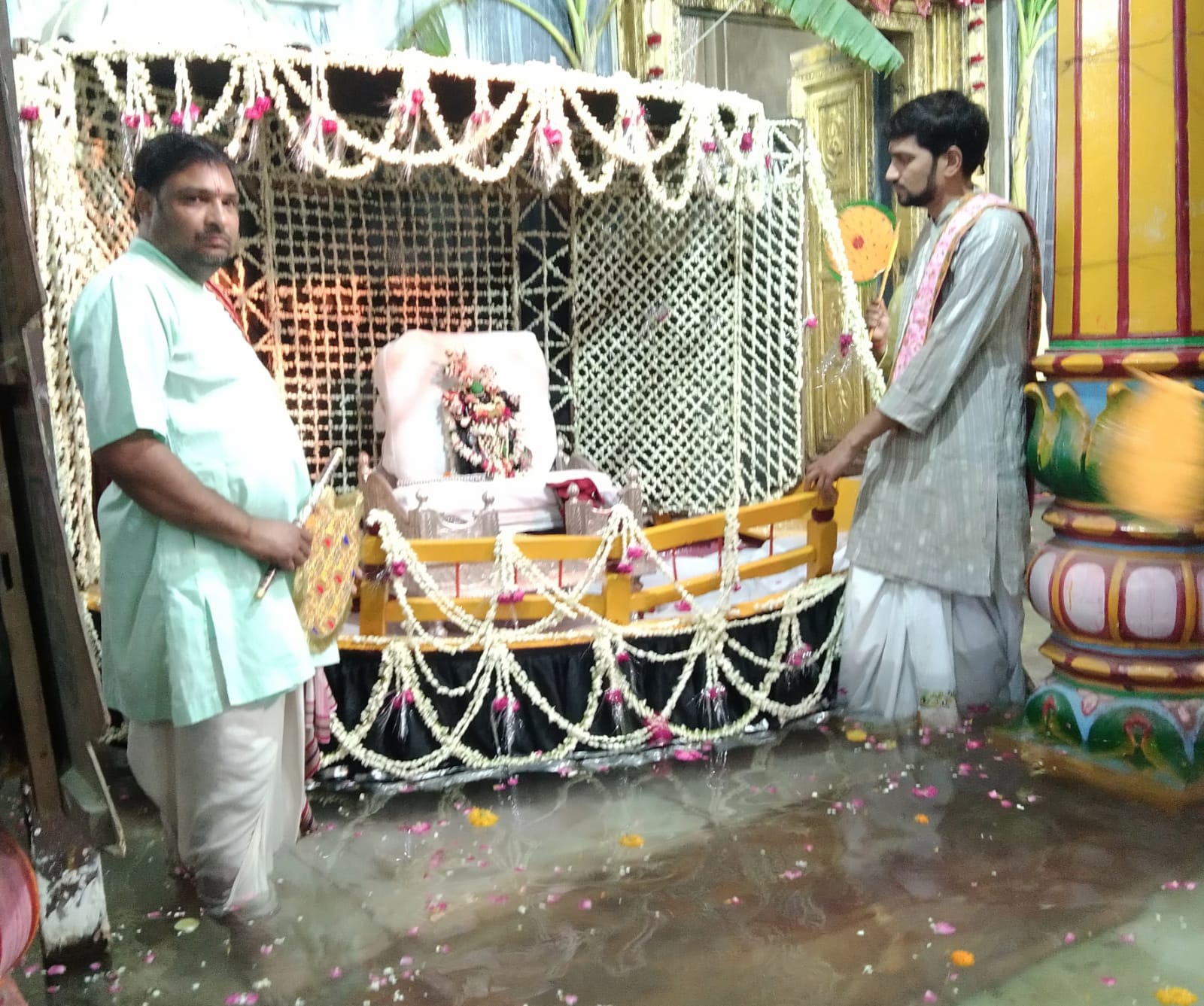 गाेस्वामी ठाकुर द्वारिकाधीश भगवान काे नाैका विहार कराते हुए गाेस्वामी ठाकुर द्वारिकाधीश भगवान काे नाैका विहार कराते हुए