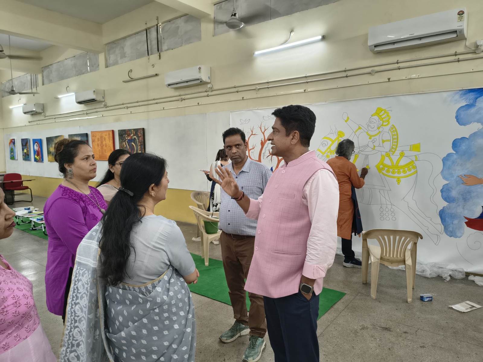 एनडीएमसी के उपाध्यक्ष आर्ट वर्कशॉप का दौरा करते हुए फाेटाे एनडीएमसी के उपाध्यक्ष आर्ट वर्कशॉप का दौरा करते हुए फाेटाे