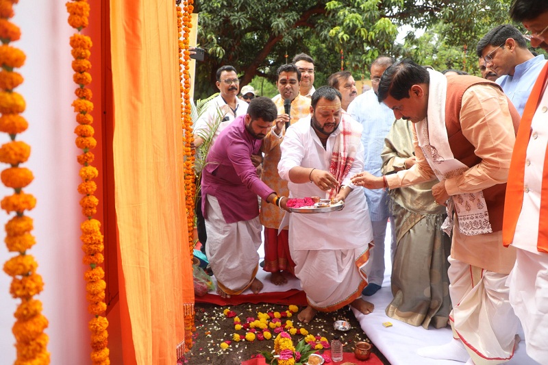 इंदौरः मुख्यमंत्री ने लालबाग पैलेस के जीर्णोद्धार एवं उद्यान पुनर्विकास के लिए किया भूमिपूजन इंदौरः मुख्यमंत्री ने लालबाग पैलेस के जीर्णोद्धार एवं उद्यान पुनर्विकास के लिए किया भूमिपूजन