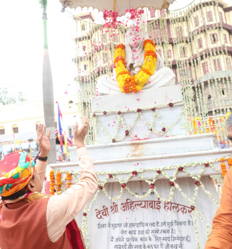 मुख्यमंत्री ने देवी अहिल्याबाई को पुष्पांजलि अर्पित की मुख्यमंत्री ने देवी अहिल्याबाई को पुष्पांजलि अर्पित की