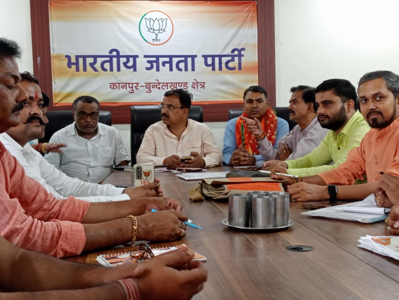 कार्यककर्ताओं को संबोधित करते कानपुर बुंदेलखंड क्षेत्रीय अध्यक्ष प्रकाश पाल कार्यककर्ताओं को संबोधित करते कानपुर बुंदेलखंड क्षेत्रीय अध्यक्ष प्रकाश पाल