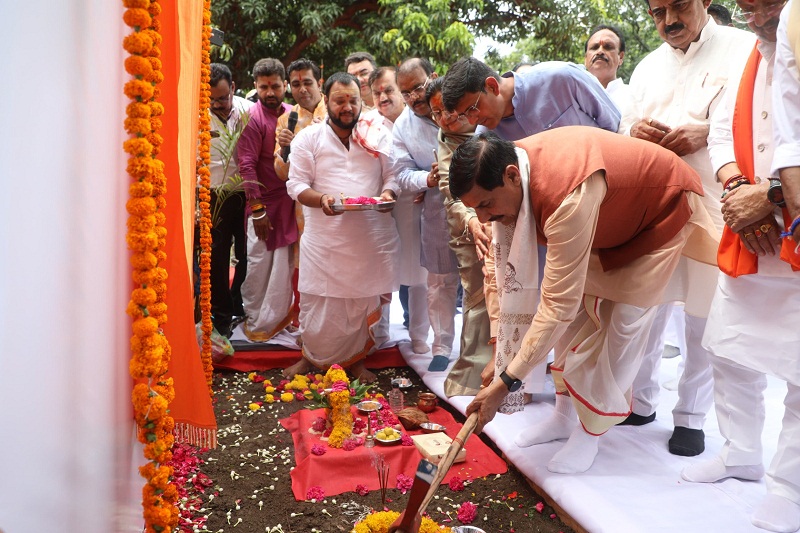 इंदौरः मुख्यमंत्री ने लालबाग पैलेस के जीर्णोद्धार एवं उद्यान पुनर्विकास के लिए किया भूमिपूजन इंदौरः मुख्यमंत्री ने लालबाग पैलेस के जीर्णोद्धार एवं उद्यान पुनर्विकास के लिए किया भूमिपूजन