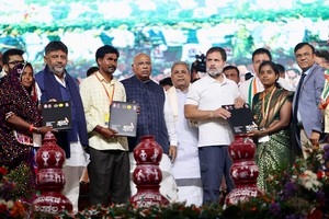 घर के मालिकाना हक के डिजिटल डॉक्यूमेंट सौंपेते हुये राहुल गांधी एवं अन्य घर के मालिकाना हक के डिजिटल डॉक्यूमेंट सौंपेते हुये राहुल गांधी एवं अन्य