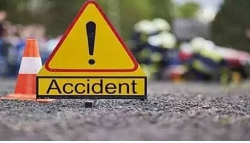 कार ने सड़क किनारे चल रहे दो लोगों को मारी टक्कर, एक की मौत