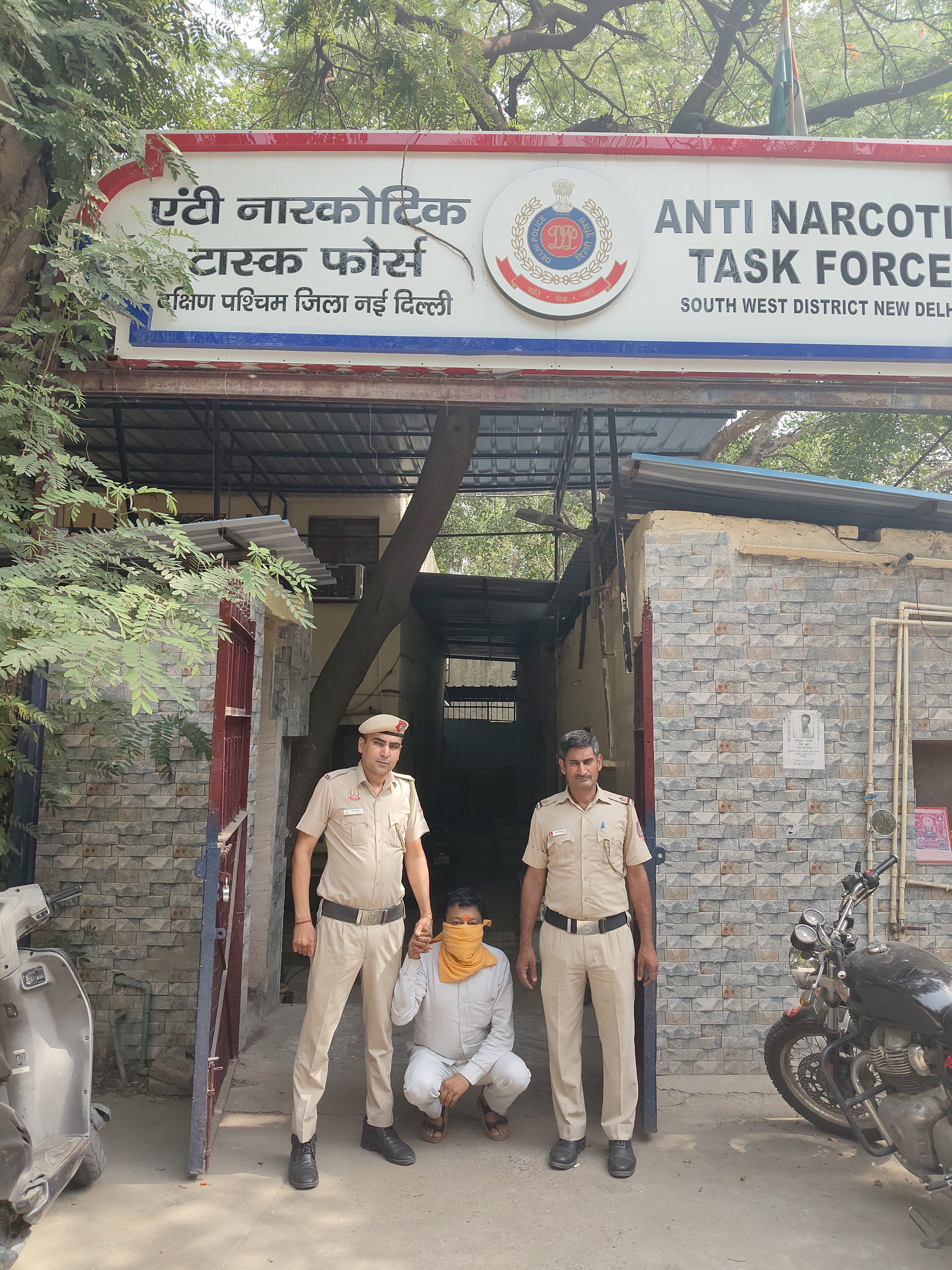 ड्रग्स और विदेशी सिगरेट की तस्करी के मामले में आरोपित गिरफ्तार ड्रग्स और विदेशी सिगरेट की तस्करी के मामले में आरोपित गिरफ्तार