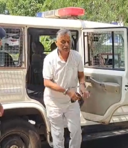 कोर्ट में पेशी के जाता आरोपी गोविंद नट कोर्ट में पेशी के जाता आरोपी गोविंद नट
