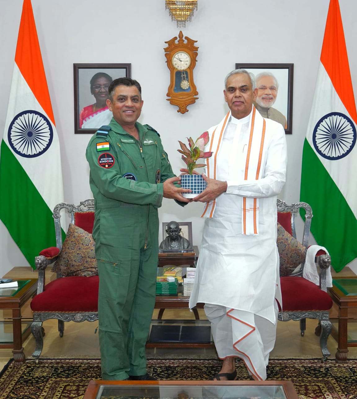भारतीय वायुसेना के साउथ-वेस्टर्न एयर कमांड के नव नियुक्त एयर ऑफिसर एयर मार्शल नगेश कपूर ने बुधवार को गांधीनगर स्थित राजभवन में राज्यपाल आचार्य देवव्रत से शिष्टाचार भेंट की। भारतीय वायुसेना के साउथ-वेस्टर्न एयर कमांड के नव नियुक्त एयर ऑफिसर एयर मार्शल नगेश कपूर ने बुधवार को गांधीनगर स्थित राजभवन में राज्यपाल आचार्य देवव्रत से शिष्टाचार भेंट की।
