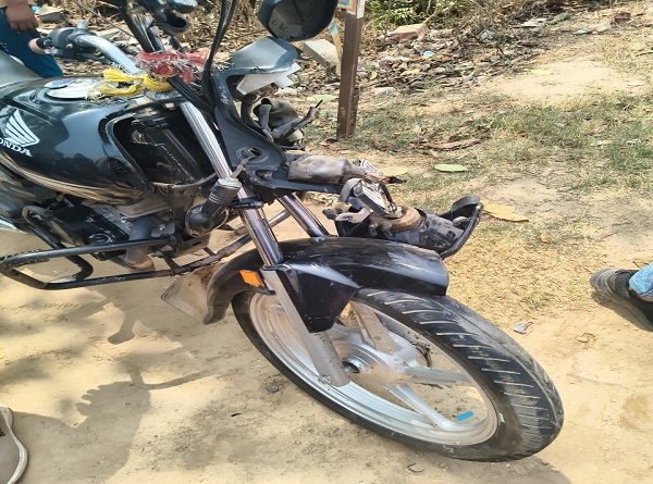 क्षतिग्रस्त बाइक की फोटो। क्षतिग्रस्त बाइक की फोटो।