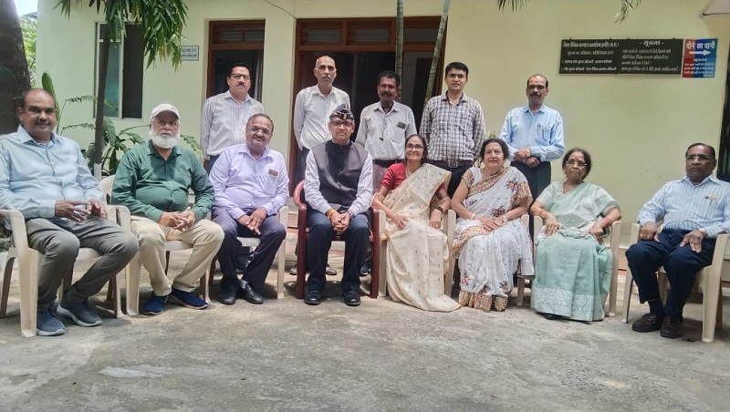इंदौरः सेवानिवृत प्राध्यापक संगठन द्वारा सैनिकों के कल्याण के लिए दी गई डेढ़ लाख रुपये की सहयोग निधि इंदौरः सेवानिवृत प्राध्यापक संगठन द्वारा सैनिकों के कल्याण के लिए दी गई डेढ़ लाख रुपये की सहयोग निधि
