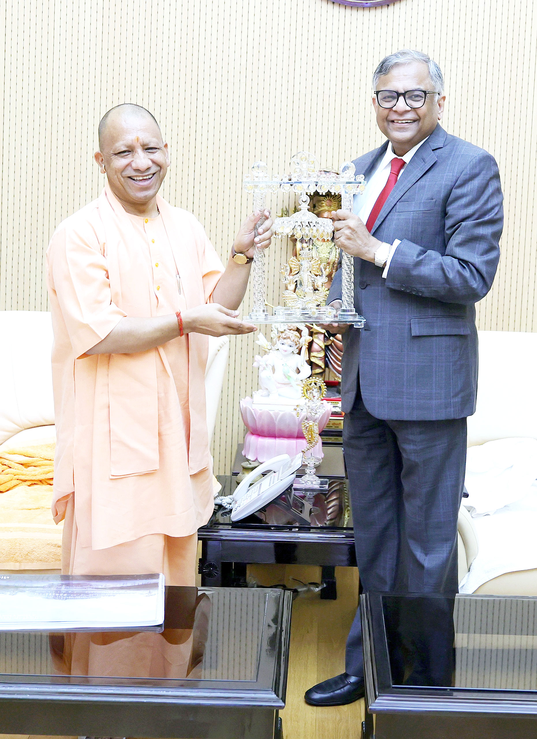 मुख्यमंत्री योगी आदित्यनाथ से टाटा संस के चेयरमैन एन. चंद्रशेखरन की शिष्टाचार भेंट मुख्यमंत्री योगी आदित्यनाथ से टाटा संस के चेयरमैन एन. चंद्रशेखरन की शिष्टाचार भेंट