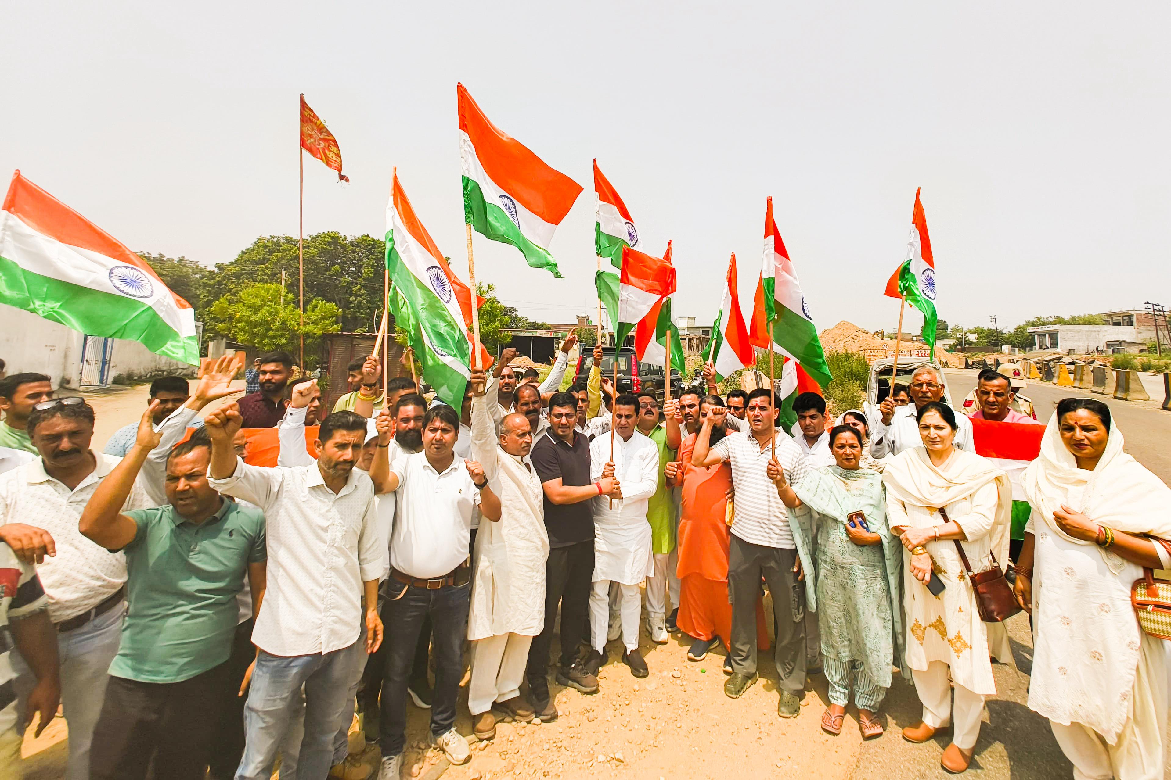 छन अरोरियान में निकाली गई जीवंत तिरंगा यात्रा छन अरोरियान में निकाली गई जीवंत तिरंगा यात्रा