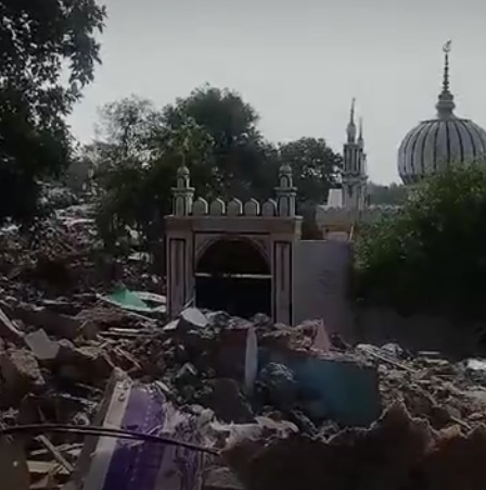 अहमदाबाद के चंडोला तालाब के समीप डिमोलिशन फेज दो के दूसरे दिन कई धार्मिक स्थलों को हटाया गया।