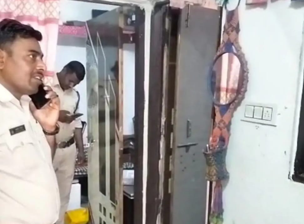से आभूषण सहित अन्य सामान चोरी से आभूषण सहित अन्य सामान चोरी