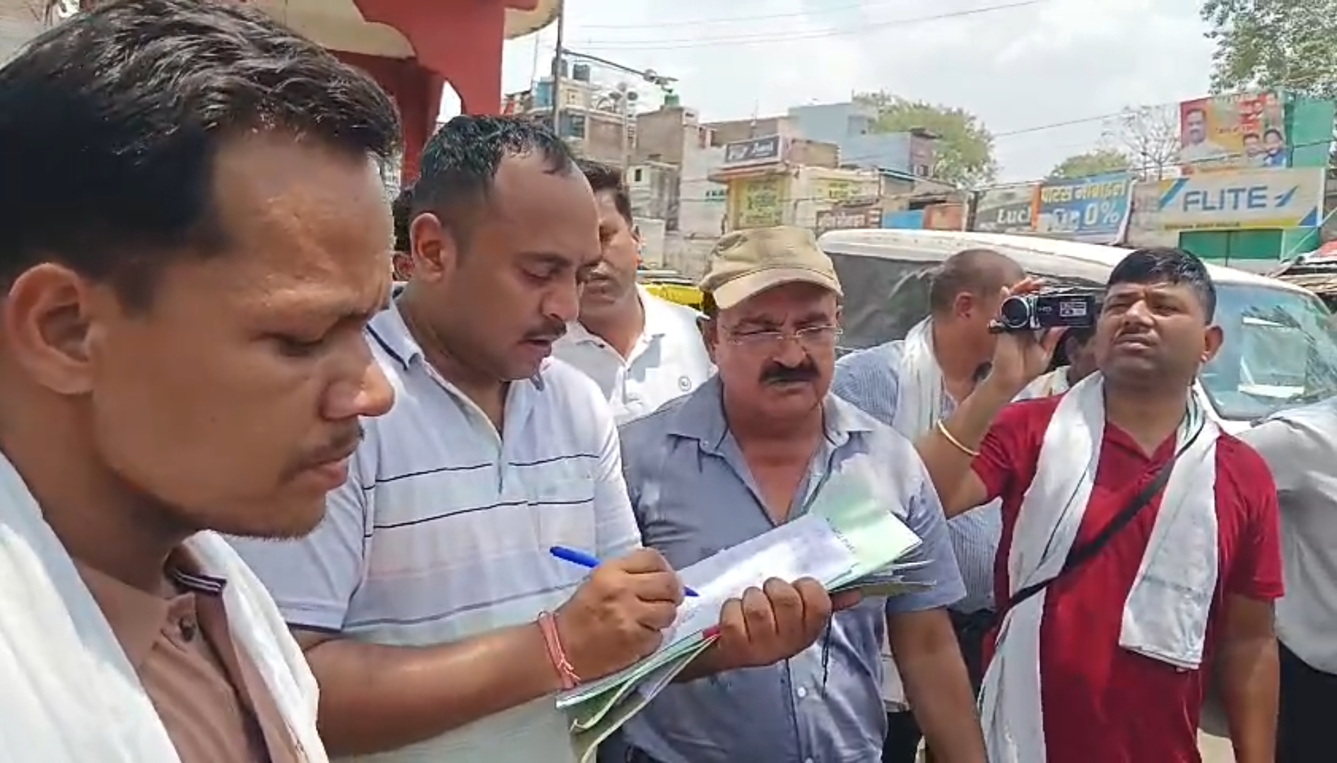 अशोकनगर: गांधी प्रतिमा के आगे चौराहे पर लोकायुक्त ने दस हजार रिश्वत लेते पकड़ा ऑपरेटर अशोकनगर: गांधी प्रतिमा के आगे चौराहे पर लोकायुक्त ने दस हजार रिश्वत लेते पकड़ा ऑपरेटर