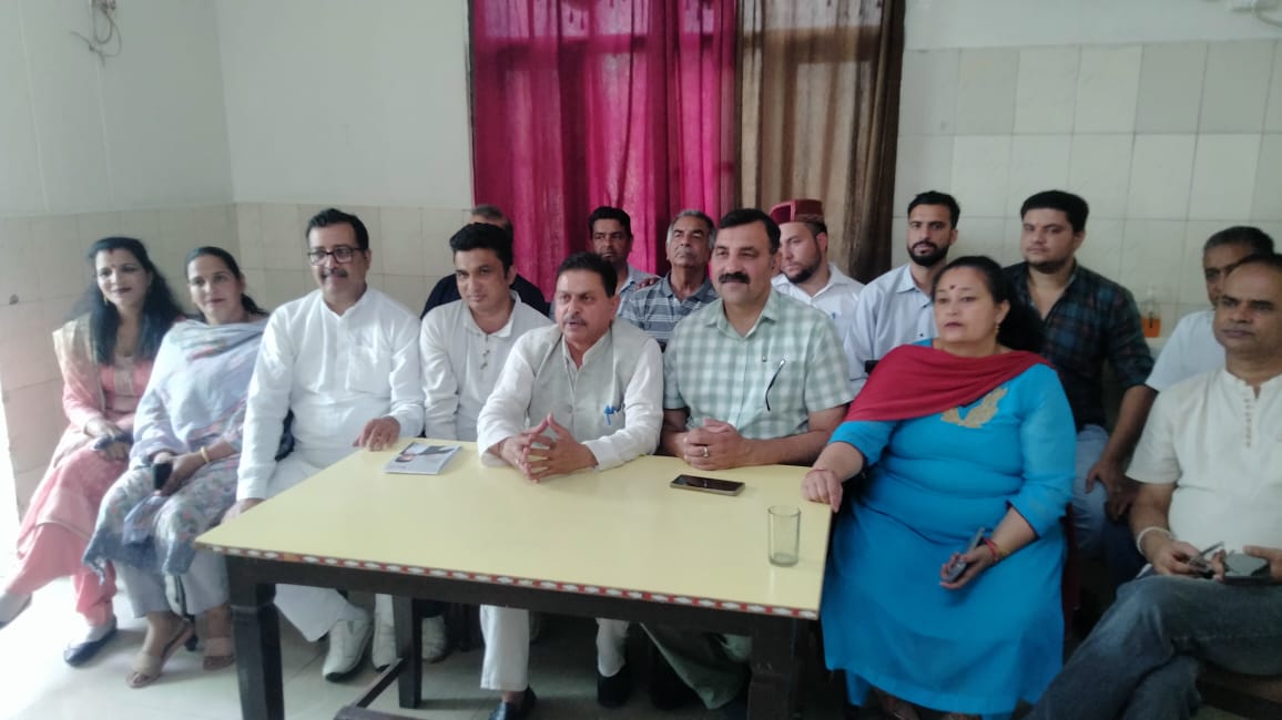 पत्रकार वार्ता को संबोधित करते हुए नगरोटा बगवां के पूर्व विधायक। पत्रकार वार्ता को संबोधित करते हुए नगरोटा बगवां के पूर्व विधायक।