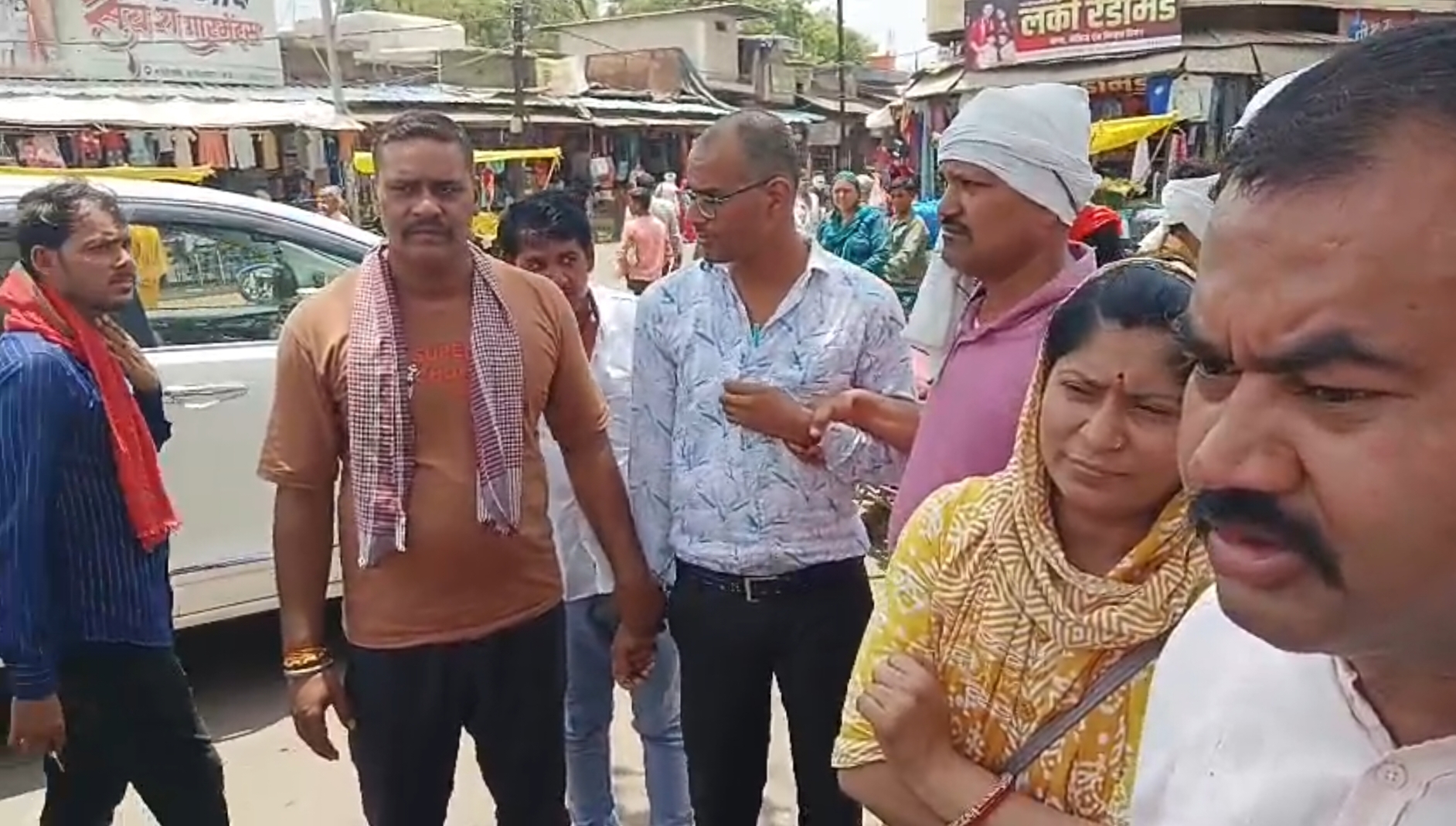 अशोकनगर: गांधी प्रतिमा के आगे चौराहे पर लोकायुक्त ने दस हजार रिश्वत लेते पकड़ा ऑपरेटर अशोकनगर: गांधी प्रतिमा के आगे चौराहे पर लोकायुक्त ने दस हजार रिश्वत लेते पकड़ा ऑपरेटर