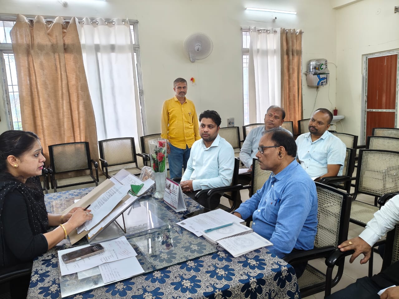 बैठक को संबोधित करती विधिक प्राधिकार की सचिव बैठक को संबोधित करती विधिक प्राधिकार की सचिव