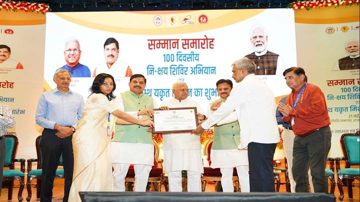 मप्रः राज्यपाल व मुख्यमंत्री ने किया कलेक्टर नरसिंहपुर को सम्मानित मप्रः राज्यपाल व मुख्यमंत्री ने किया कलेक्टर नरसिंहपुर को सम्मानित