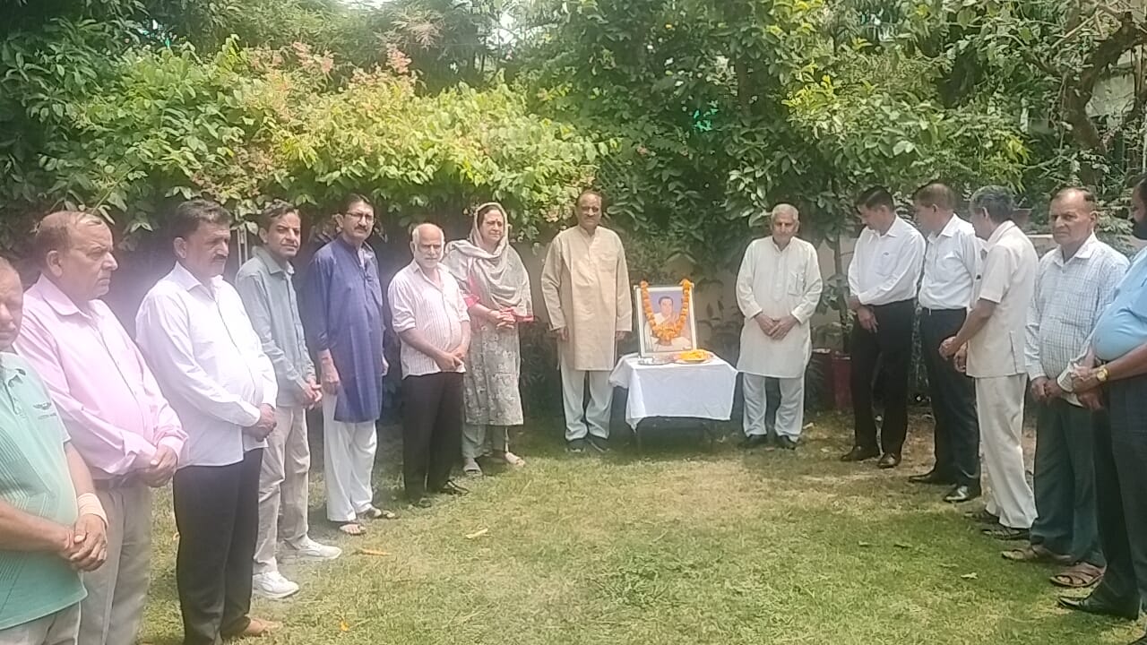 कांग्रेस नेताओं ने भारत रत्न राजीव गांधी को पुष्पांजलि अर्पित की कांग्रेस नेताओं ने भारत रत्न राजीव गांधी को पुष्पांजलि अर्पित की