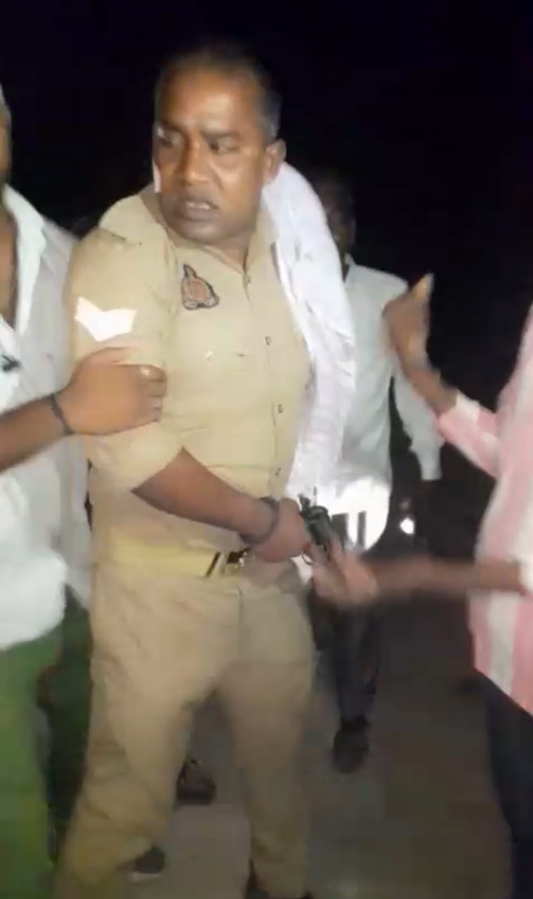 दरोगा को पकड़े हुए ग्रामीण दरोगा को पकड़े हुए ग्रामीण