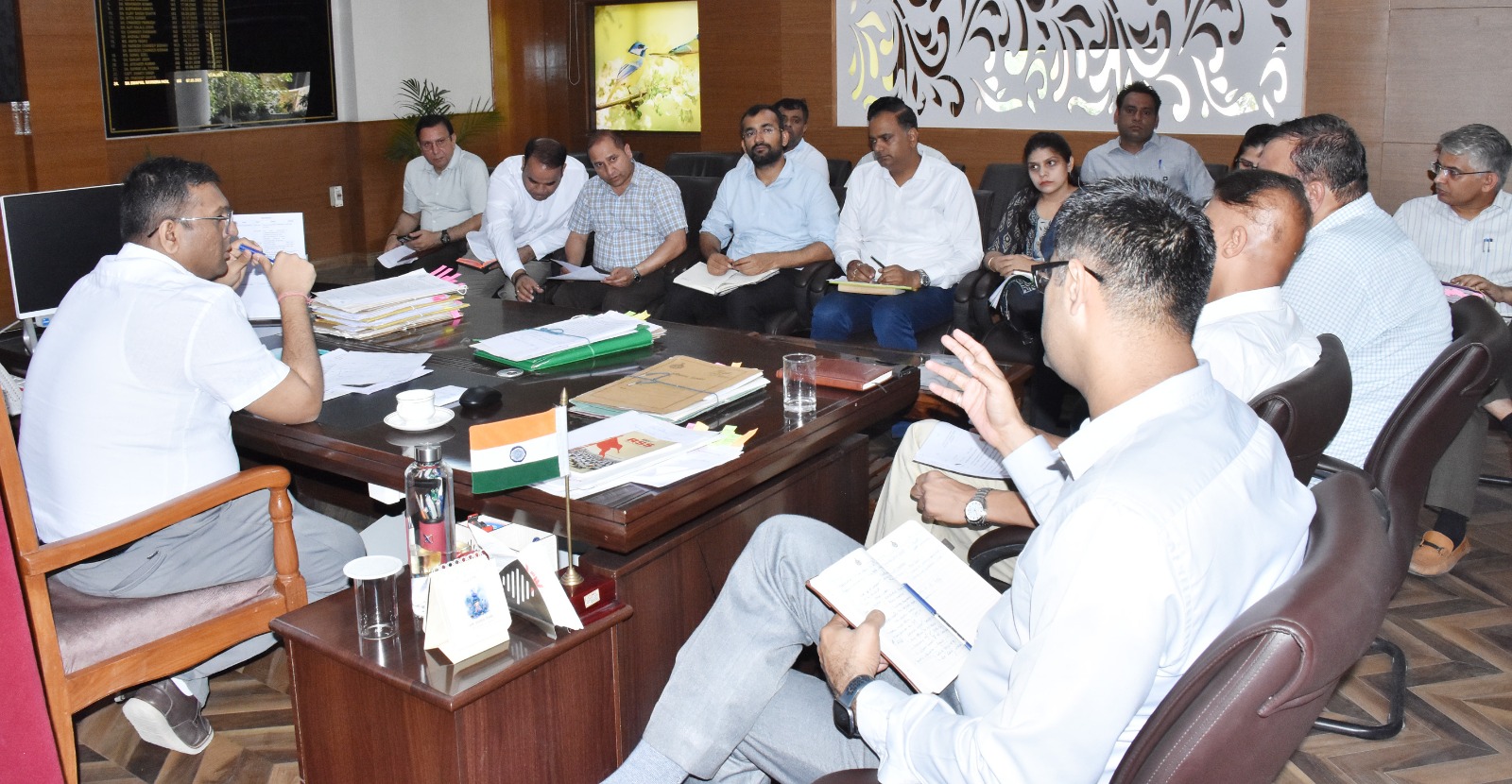 उपायुक्त स्वप्निल रविंद्र पाटिल बाढ़ राहत उपायों की प्रगति की समीक्षा बैठक में अधिकारियों को दिशा-निर्देश देते हुए। उपायुक्त स्वप्निल रविंद्र पाटिल बाढ़ राहत उपायों की प्रगति की समीक्षा बैठक में अधिकारियों को दिशा-निर्देश देते हुए।