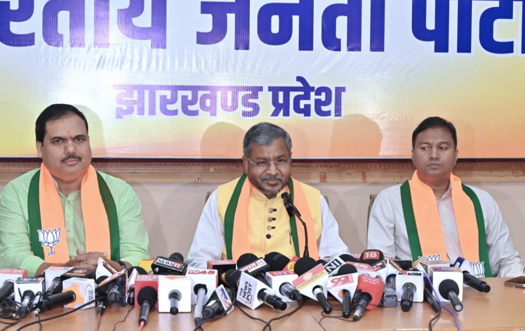 भाजपा प्रदेश अध्यक्ष प्रेस कॉन्फ्रेंस करते हुए भाजपा प्रदेश अध्यक्ष प्रेस कॉन्फ्रेंस करते हुए
