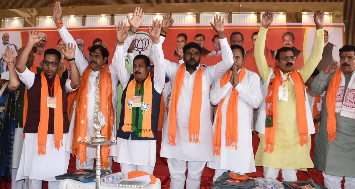 मंच पर मौजूद भाजपा के पदाधिकारी मंच पर मौजूद भाजपा के पदाधिकारी